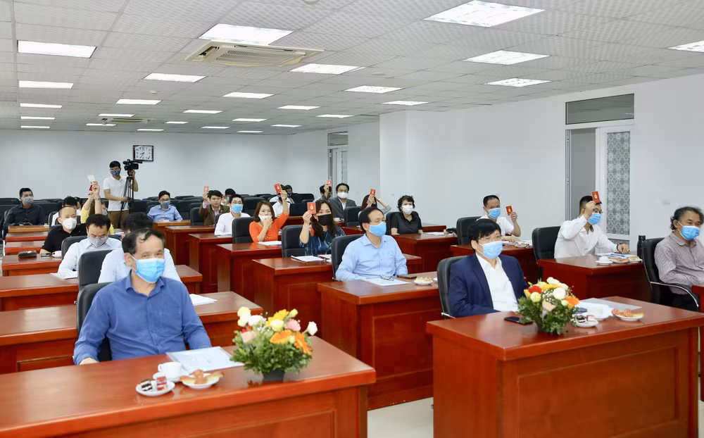 Đại hội biểu quyết bằng thẻ Đảng viên. Ảnh: Sơn Hải