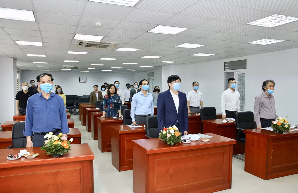 Các đồng chí thực hiện nghi lễ chào cờ tại Đại hội. Ảnh: Sơn Hải