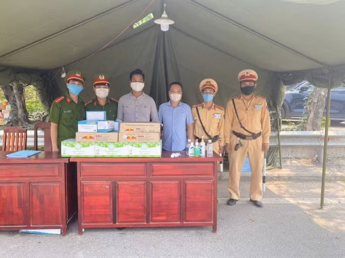 Nguồn kinh phí của chương trình ý nghĩa này được đóng góp từ tiền lương của chính cán chiến sỹ trong Đội Cảnh sát kinh tế - Môi trường (Công an quận Hải Châu) cùng sự vận động thêm từ nguồn xã hội hóa.
