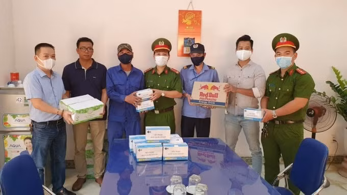 Những món quà ý nghĩa là nguồn động viên tinh thần và vật chất, tạo nên sức mạnh, góp phần đẩy lùi dịch bệnh.