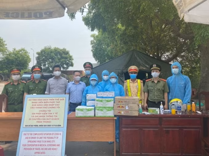 Những món quà mang ý nghĩa tinh thần to lớn, là nguồn động viên, hỗ trợ cho các chiến sỹ nơi tuyến đầu trong cuộc chiến chống dịch Covid-19.