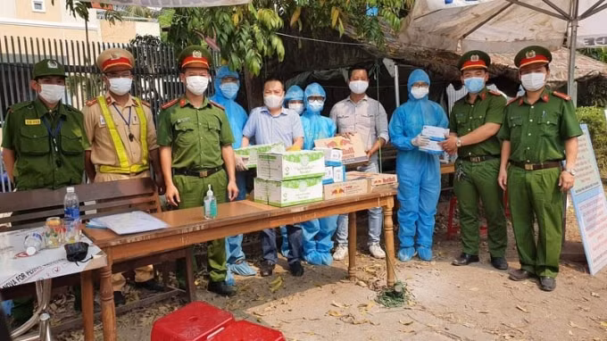Đội Cảnh sát kinh tế - Môi trường (Công an quận Hải Châu) tặng quà 
