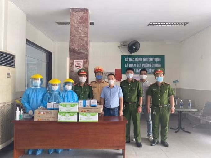 Trước diễn biến ngày càng phức tạp của dịch Covid-19, những hành động quyên góp, ủng hộ trang thiết bị y tế, nhu yếu phẩm của các tổ chức, cá nhân ngày càng được lan tỏa trong cộng đồng.