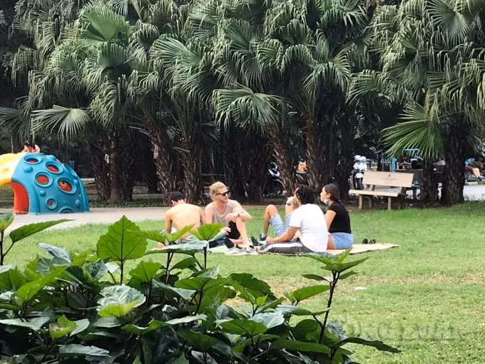 Theo quan sát của PV, rất nhiều người dân, người nước ngoài không hề đeo khẩu trang
