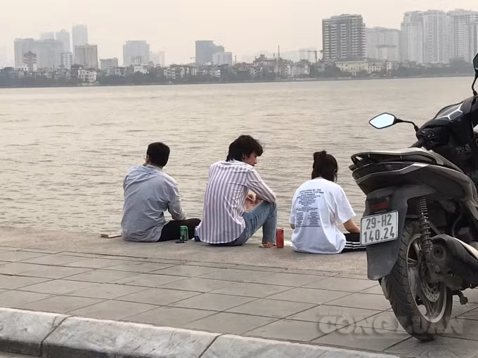 Nhiều bạn trẻ tập trung quanh hồ Tây để chụp ảnh cùng với đó là nhiều đồ ăn uống để thưởng thức tại chỗ, bất chấp nguy cơ lây lan dịch bệnh