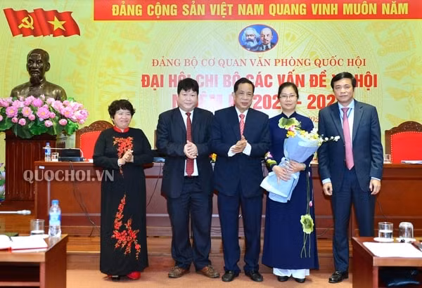 Chi ủy Chi bộ Các vấn đề xã hội (Đảng bộ cơ quan Văn phòng Quốc hội) nhiệm kỳ 2020 - 2022 ra mắt. Đây là đơn vị tổ chức đại hội điểm Đảng bộ cấp cơ sở của Văn phòng Quốc hội. Ảnh: quochoi.vn