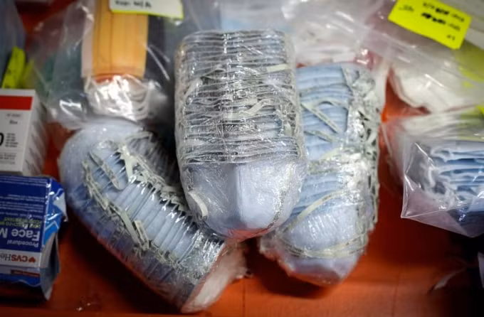 Một lượng khẩu trang N95 được một tổ chức phi lợi nhuận tài trợ, gửi tới những y bác sĩ. Ảnh: Reuters