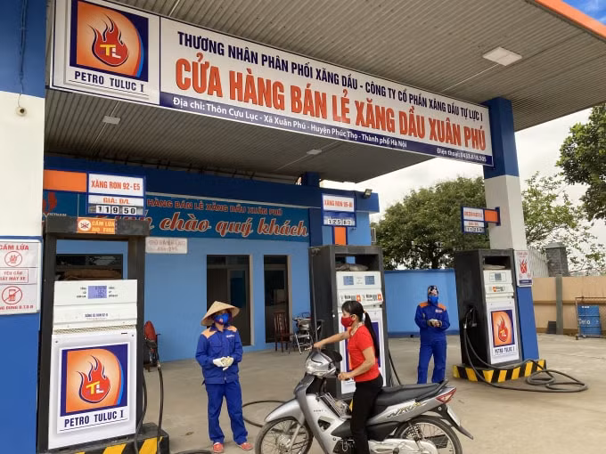 Giá xăng giảm mạnh ở lần điều chỉnh này. Ảnh: Dương Lâm