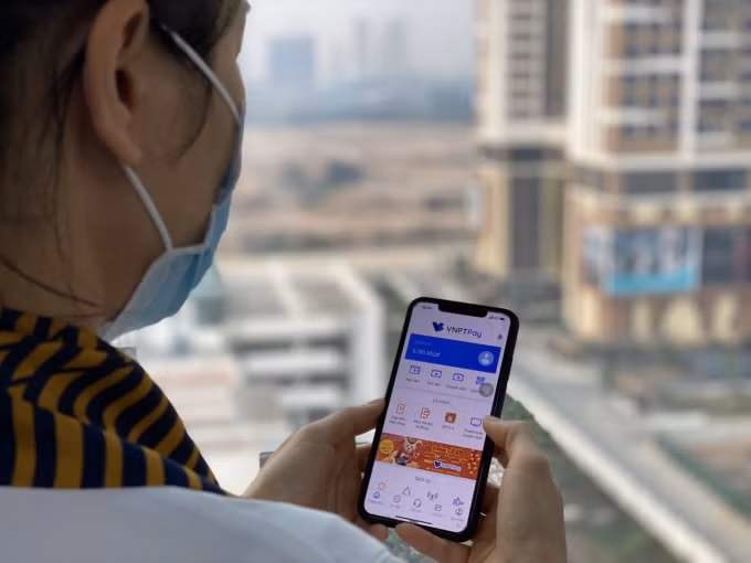 Khách hàng thanh toán online qua ứng dụng VNPT Pay.