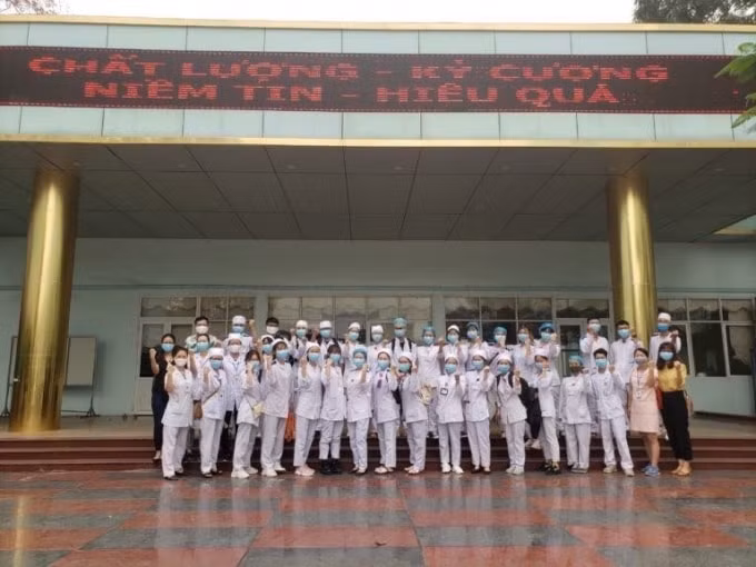Những cán bộ,sinh viên Trường cao đẳng y tế Hải Phòng tình nguyện tăng cường hỗ trợ Bệnh viện Việt Tiệp trong chiến dịch phòng chống dịch bệnh Covid- 19 (ảnh: Nguồn cổng thông tin điện tử thành phố)