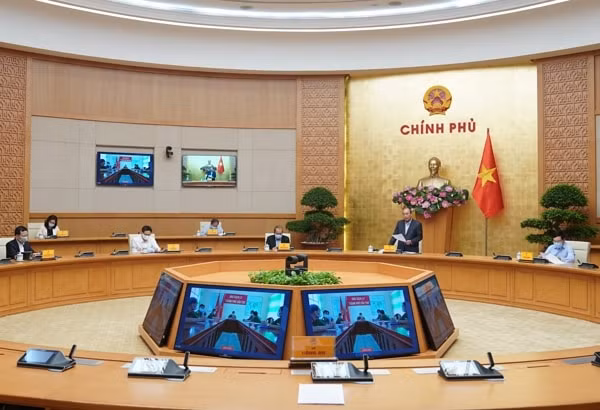 Thủ tướng Nguyễn Xuân Phúc chủ trì cuộc họp tại điểm cầu truyền hình trụ sở Chính phủ. Ảnh: VGP
