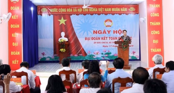 Chủ tịch Quốc hội Nguyễn Thị Kim Ngân phát biểu tại Ngày hội Đại đoàn kết toàn dân tộc tỉnh Trà Vinh. Ảnh: Lê Tuyết.