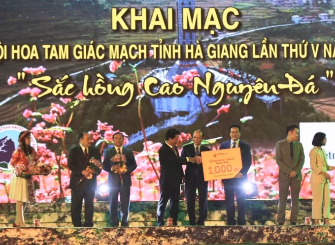 Đại diện Tập đoàn T&T Group đã trao tặng tỉnh Hà Giang 1.000 căn nhà tình nghĩa cho người nghèo, người có công của tỉnh