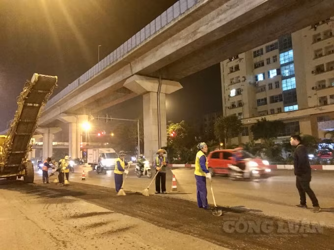 Lượng phương tiện lưu thông rất lớn ngay cả vào khung giờ muộn trên tuyến Nguyễn Trãi, Trần Phú, Quang Trung cũng ảnh hưởng không nhỏ đến công tác thi công, sửa chữa