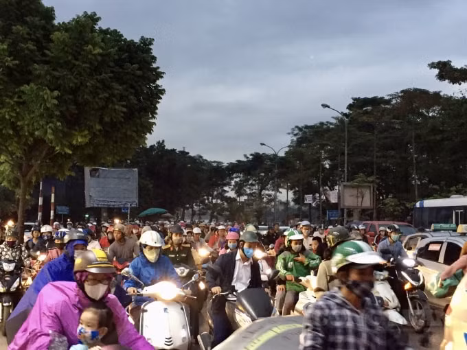 Hiện lưu lượng lớn các phương tiện di chuyển từ khu đô thị Linh Đàm ra đường Giải Phóng - Ngọc Hồi và cầu Thanh Trì qua đường Nguyễn Hữu Thọ khiến tuyến đường thường xuyên xảy ra ùn tắc giao thông