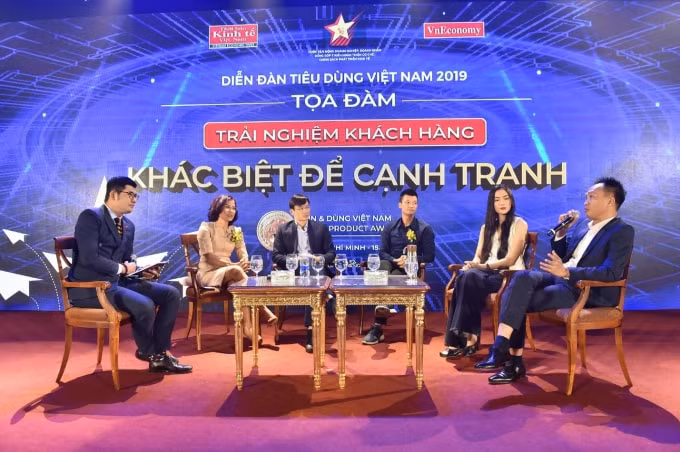 Đại diện Bamboo Airways (thứ 2 từ bên trái sang) trong buổi tọa đàm “Khác biệt để cạnh tranh”