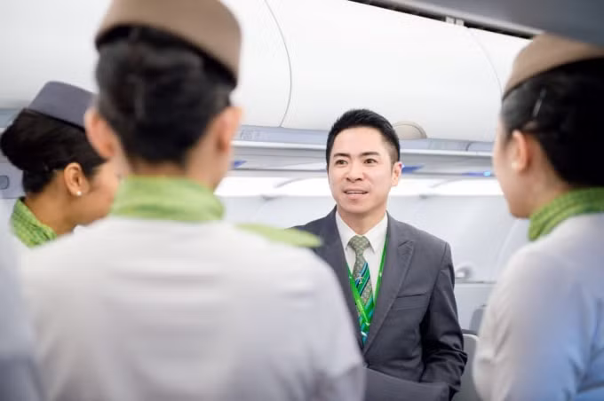 Anh Lê Đăng Khoa – Đoàn trưởng Đoàn tiếp viên Bamboo Airways là người đã dành trọn tâm huyết tạo ra chiếc huy hiệu cánh bay này