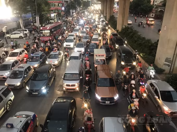 Trục đường Nguyễn Trãi, Trần Phú, Quang Trung là trục hướng tâm cửa ngõ phí Tây của Thành phố Hà Nội với lưu lượng lớn phương tiện qua lại mỗi ngày