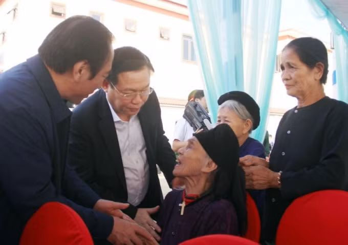 Phó Thủ tướng Vương Đình Huệ thăm hỏi bà con bàn xóm Tân Lập 1. Ảnh: VGP