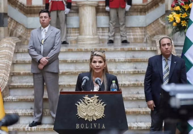 Tổng thống tạm thời của Bolivia, Jeanine Anez. Ảnh: Reuters