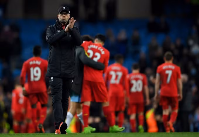 HLV Klopp sẽ phải tính toán kỹ lưỡng cho chặng đường dài. Ảnh: Getty