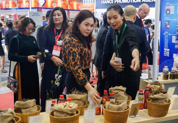Giới thiệu sản phẩm của Tân Hiệp Phát với khách hàng.