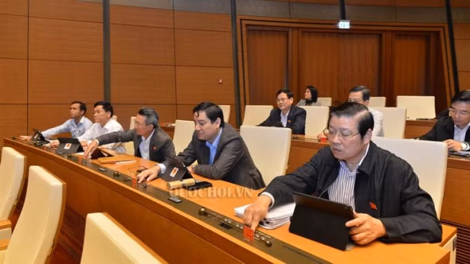Đại biểu Quốc hội bấm nút biểu quyết thông qua Nghị quyết về phân bổ ngân sách trung ương năm 2020. Ảnh: Trung tâm Báo chí Quốc hội