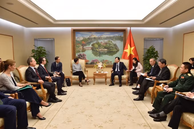 Bà Veronika Veits cho rằng cần nhanh chóng lắp đặt thiết bị giám sát hành trình trên tàu cá, đặc biệt là các tàu lớn, có chiều dài trên 24 m, đồng thời có chế tài nghiêm khắc đối với việc cố tình vi phạm các quy định về việc sử dụng thiết bị định vị. Ảnh: VGP