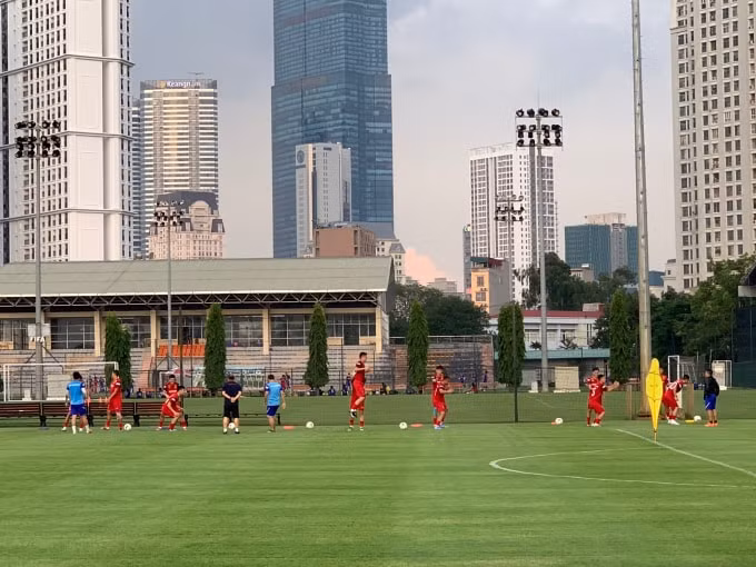 HLV Park Hang-seo cùng các trợ lý rất sát sao với các cầu thủ. Ảnh: Hoàng Dương