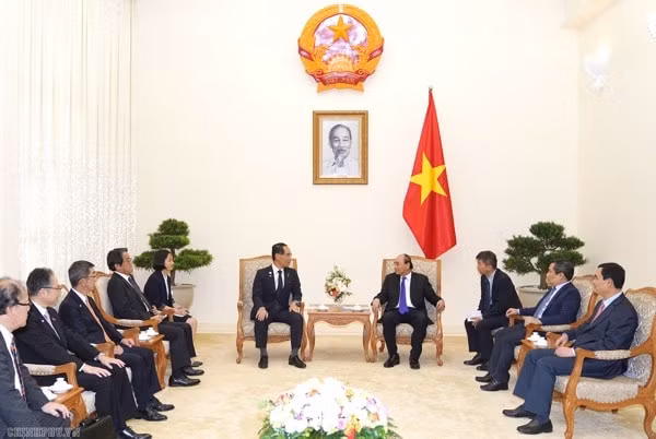 Thủ tướng Nguyễn Xuân Phúc tiếp Thống đốc tỉnh Saitama, ông Motohiro Ono. Ảnh: VGP