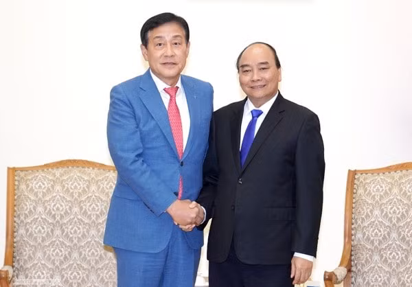 Thủ tướng Nguyễn Xuân Phúc và Chủ tịch Tập đoàn Tài chính Hana Kim Jung Tai. Ảnh: VGP