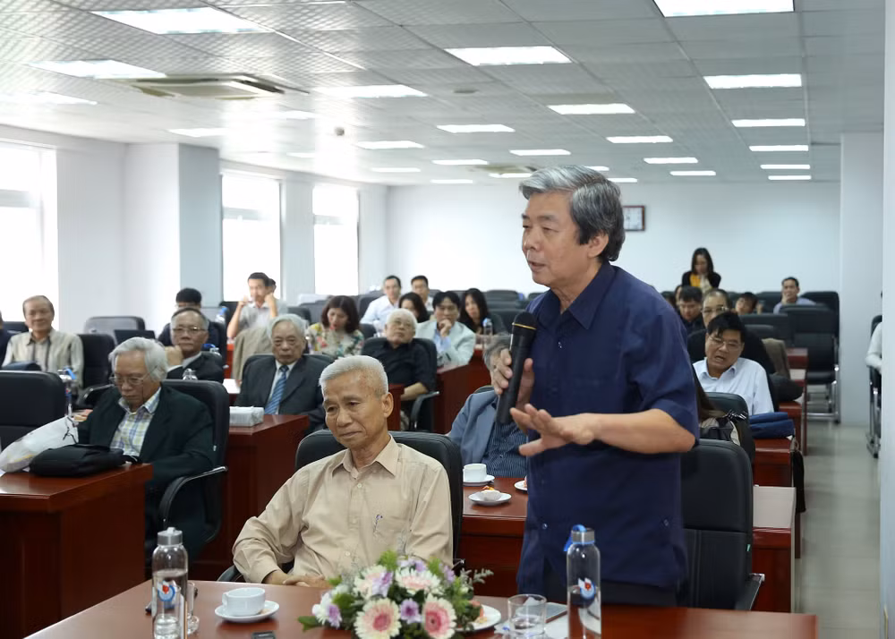 Đồng chí Hà Minh Huệ, nguyên Phó Chủ tịch Thường trực Hội Nhà báo Việt Nam đóng góp ý kiến. Ảnh: Sơn Hải