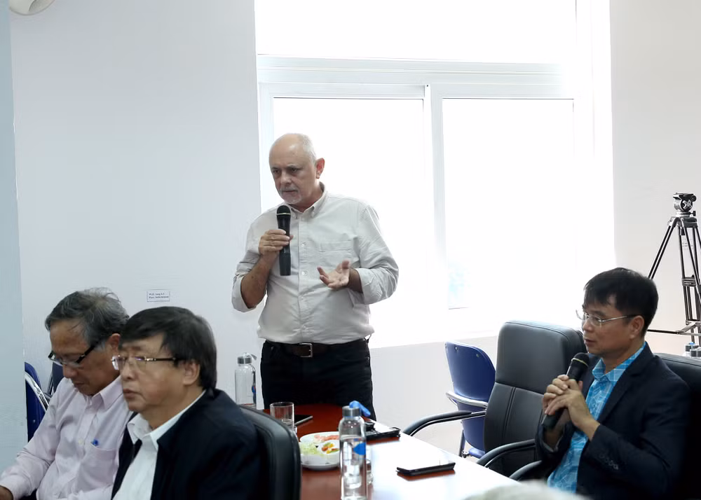 Ông George Burchett là con trai cố nhà báo quốc tế Wilfred Burchett nổi tiếng đóng góp ý kiến cho Bảo tàng Báo chí Việt Nam. Ảnh: Sơn Hải