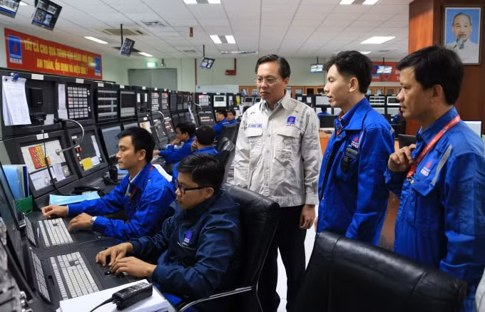 Ông Bùi Minh Tiến - Tổng giám đốc BSR kiểm tra công tác vận hành của NMLD Dung Quất