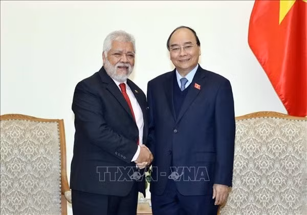 Thủ tướng Nguyễn Xuân Phúc và Đại sứ Venezuela Jorge Rondon Uzcategui. Ảnh: TTXVN