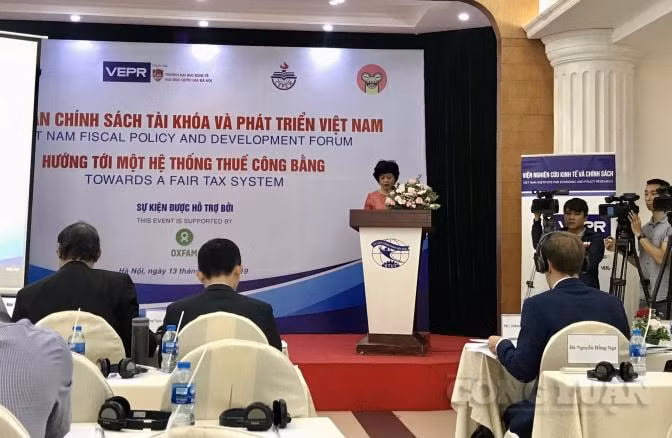 Bà Nguyễn Thu Hương, Quản lý Chương trình Cấp cao về Quản trị Oxfam tại Việt Nam phát biểu tại diễn đàn. Ảnh: Thu Thủy