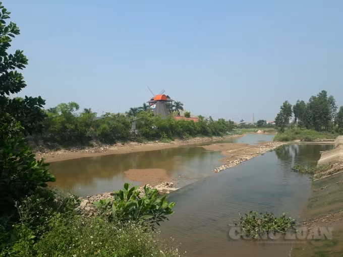 Sông Vàng Chua nhiều năm không được nạo vét. Ảnh: Nguyễn Quân.