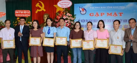 Trao giấy khen của Hội Nhà báo tỉnh cho các cá nhân có thành tích xuất sắc về nghiệp vụ và xây dựng Hội năm 2018.