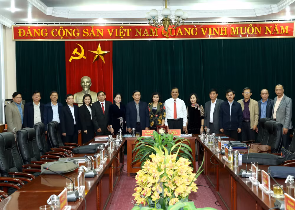 Đồng chí Triệu Đình Lê, Phó Bí thư Thường trực Tỉnh ủy cùng đại diện lãnh đạo các sở, ban, ngành trên địa bàn tỉnh Cao Bằng chụp ảnh lưu niệm với Đoàn công tác Hội Nhà báo Việt Nam do Phó Chủ tịch Mai Đức Lộc làm trưởng đoàn. Ảnh: Sơn Hải