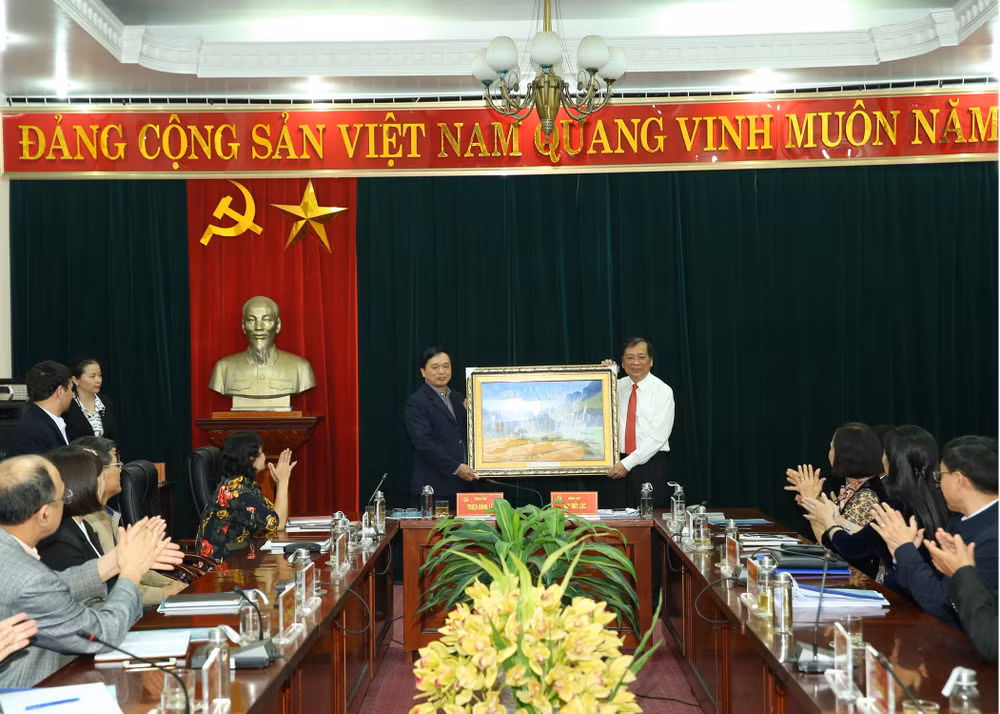 Đồng chí Triệu Đình Lê, Phó Bí thư Thường trực Tỉnh ủy Cao Bằng trao quà lưu niệm cho Hội Nhà báo Việt Nam. Ảnh: Sơn Hải