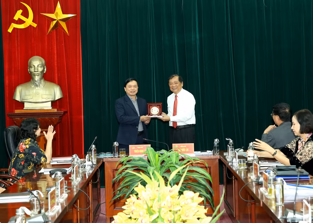 Đồng chí Mai Đức lộc, Phó Chủ tịch Hội Nhà báo Việt Nam trao quà lưu niệm cho Tỉnh ủy Cao Bằng. Ảnh: Sơn Hải