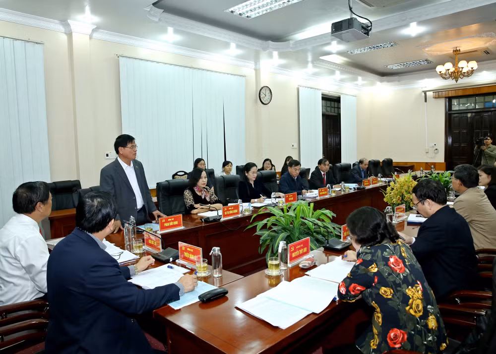 Đồng chí Phan Hữu Minh, Ủy viên Ban Thường vụ, Trưởng Ban Kiểm tra Hội Nhà báo Việt Nam phát biểu ý kiến tại buổi làm việc. Ảnh: Sơn Hải