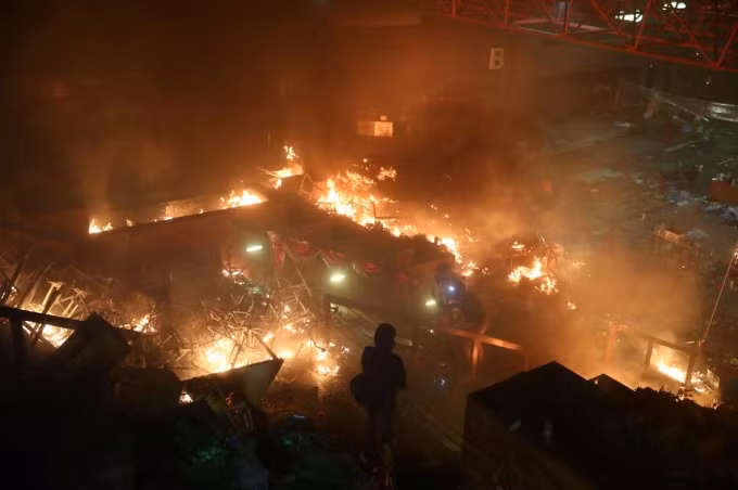 Hình ảnh hỗn độn bên trong khuôn viên trường đại học Bách khoa Hong Kong. Ảnh:Reuters