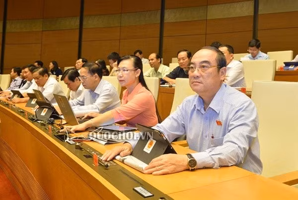 Các đại biểu bấm nút thông qua Nghị quyết. Ảnh: Trung tâm Báo chí Quốc hội