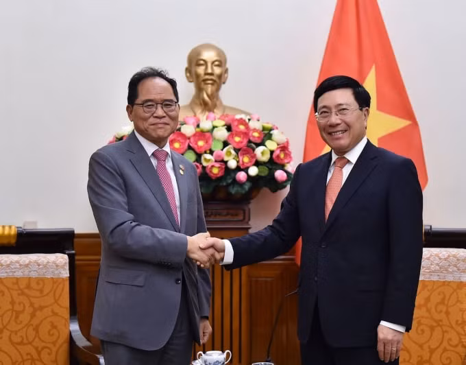 Phó Thủ tướng, Bộ trưởng Ngoại giao Phạm Bình Minh tiếp Đại sứ Hàn Quốc Park Noh Wan. Ảnh: TG&VN