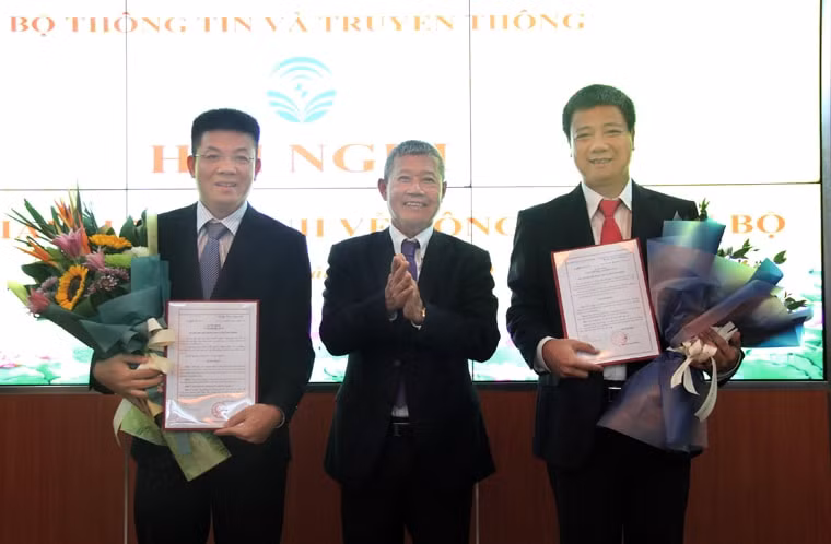 Thứ trưởng Bộ TT&TT Nguyễn Thành Hưng trao Quyết định về công tác cán bộ cho ông Đỗ Công Anh và ông Nguyễn Hồng Thắng. Ảnh: mic.gov.vn