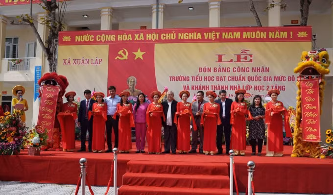 Cắt băng khánh thành khu nhà lớp học trường tiểu học Xuân Lập.