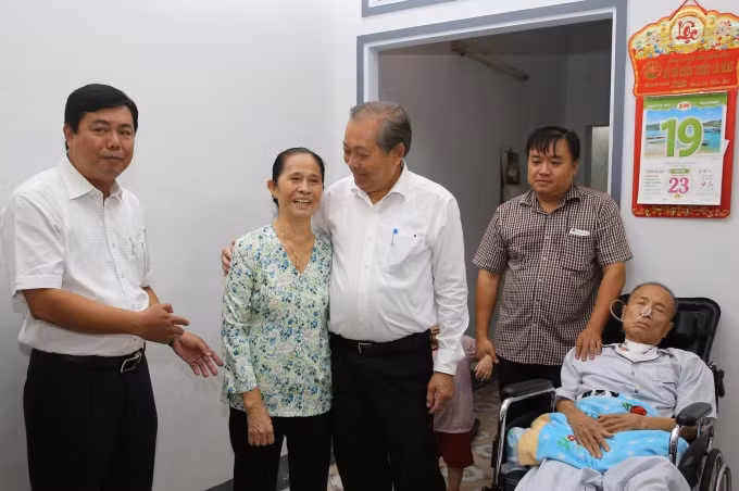 Phó Thủ tướng Trương Hòa Bình thăm gia đình bà Ngô Mỹ Nhân và ông Lê Hoàng Huynh. Ảnh: VGP