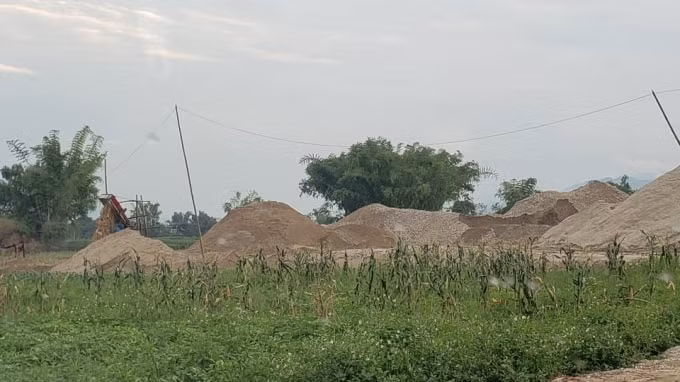 Những đống cát cao đến 3m tại điểm khai thác cát của Công ty CP Thịnh Vượng.