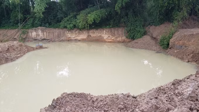 Những hố sâu rộng hàng trăm mét là hậu quả của việc khai thác cát. Nhưng theo quyền Giám đốc Sở TN&MT tỉnh Điện Biên, đây là kết quả của việc một số người dân thuê doanh nghiệp hạ cốt nền.